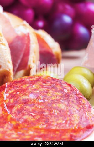 Délicieuses tapas à déguster avec du vin rouge Banque D'Images