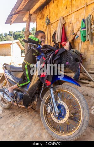 LUANG NAMTHA, LAOS - 16 NOVEMBRE 2019 : enfant sur une moto dans un village près de Luang Namtha, Laos Banque D'Images