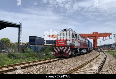 Pékin, Chine. 20 avril 2024. Un train de marchandises Chine-Europe sort de la gare de Minhang dans l'est de la Chine Shanghai, le 19 avril 2024. Le train de marchandises chargé de 110 conteneurs standard a quitté la gare de Minhang à Shanghai vendredi, marquant que Shanghai a traité 200 trains de marchandises Chine-Europe depuis que la ville a lancé le service de train de marchandises Chine-Europe en septembre 2021. Crédit : Xinhua/Alamy Live News Banque D'Images