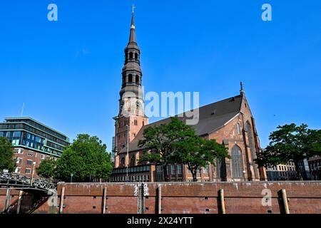 L'Église historique de Saint Catherine (Katharinenkirche), l'une des cinq principales églises luthériennes (Hamburger Hauptkirchen) avec vieux pont à Hambourg, G Banque D'Images
