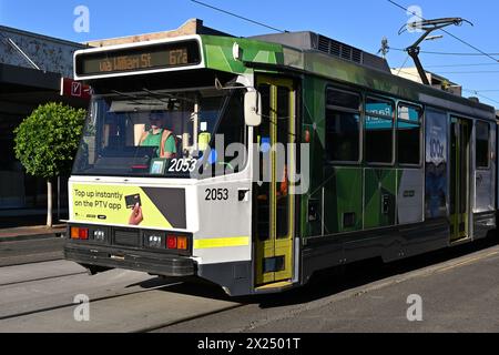 Extrémité avant d'un tramway de classe B, exploité par les tramways Yarra de Melbourne, avec conducteur masculin souriant dans la cabine, par une journée ensoleillée Banque D'Images