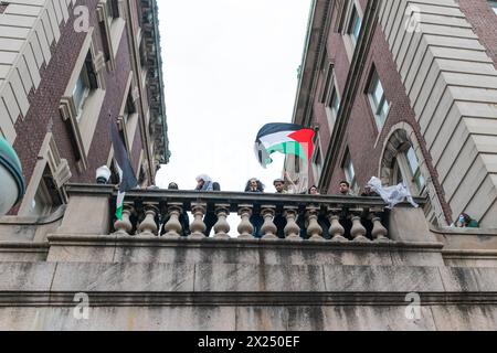 Les étudiants de l'université poursuivent la manifestation pro-palestinienne à l'Université Columbia de New York le 19 avril 2024 dans le cadre de la "Marche pour le désinvestissement" Banque D'Images