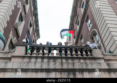 New York, New York, États-Unis. 19 avril 2024. Les étudiants de l'université poursuivent leur manifestation pro-palestinienne à l'université Columbia de New York le 19 avril 2024 dans le cadre de la « Marche pour le désinvestissement » après que plus de 100 manifestants ont été arrêtés et des tentes sur la pelouse au centre du campus ont été enlevées. Certains étudiants continuent à camper à l'intérieur du campus qui a été fermé pour tout le monde, y compris la presse, mais les étudiants actuels et les membres du corps professoral. (Crédit image : © Lev Radin/ZUMA Press Wire) USAGE ÉDITORIAL SEULEMENT! Non destiné à UN USAGE commercial ! Banque D'Images