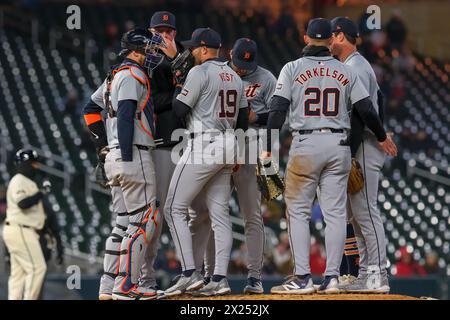 Minneapolis, Minnesota, États-Unis. 19 avril 2024. Les Tigers de Détroit se rencontrent au monticule lors d’un match de baseball de la MLB entre les Twins du Minnesota et les Tigers de Détroit le 19 avril 2024 au Target Field à Minneapolis. Detroit a gagné 5-4. (Crédit image : © Steven Garcia/ZUMA Press Wire) USAGE ÉDITORIAL SEULEMENT! Non destiné à UN USAGE commercial ! Banque D'Images