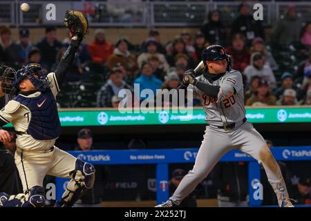 Minneapolis, Minnesota, États-Unis. 19 avril 2024. CHRISTIAN VÃZQUEZ (8), attrapeur des Twins du Minnesota, chasse un terrain sauvage lors d'un match de baseball de la MLB entre les Twins du Minnesota et les Tigers de Détroit le 19 avril 2024 au Target Field à Minneapolis. Detroit a gagné 5-4. (Crédit image : © Steven Garcia/ZUMA Press Wire) USAGE ÉDITORIAL SEULEMENT! Non destiné à UN USAGE commercial ! Banque D'Images