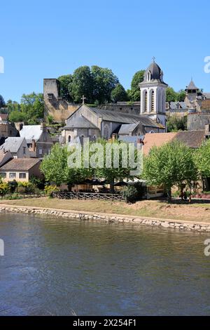 Le village de Montignac Lascaux sur les rives de la Vézère en Périgord Noir et au pied de la colline de Lascaux où se trouve le plus célèbre préhistor Banque D'Images