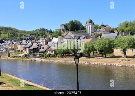 Le village de Montignac Lascaux sur les rives de la Vézère en Périgord Noir et au pied de la colline de Lascaux où se trouve le plus célèbre préhistor Banque D'Images