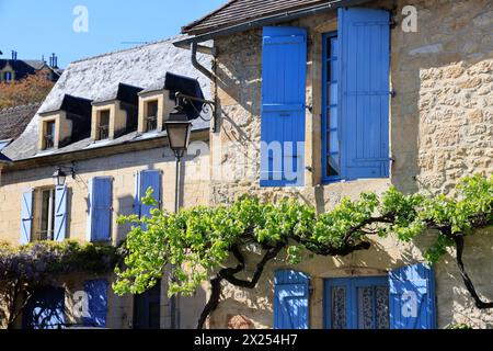 Le village de Montignac Lascaux sur les rives de la Vézère en Périgord Noir et au pied de la colline de Lascaux où se trouve le plus célèbre préhistor Banque D'Images