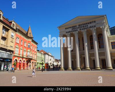 Subotica, Serbie 12 septembre 2021 les gens marchent autour de la place dans le centre touristique de Subotica. Le bâtiment du Théâtre National et de la bibliothèque, Banque D'Images