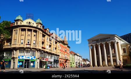 Subotica, Serbie 12 septembre 2021 les gens marchent autour de la place dans le centre touristique de Subotica. Le bâtiment du Théâtre National et de la bibliothèque, Banque D'Images