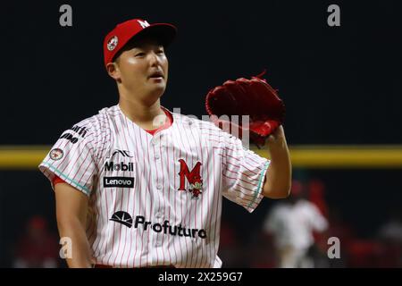 Mexico, Mexique. 19 avril 2024. Tomohiro Anraku #20 des Diablos Rojos lance le ballon lors du match 1 contre Bravos de León de la Ligue mexicaine de baseball (LMB) au stade Alfredo Harp Helú. Score final Diablos Rojos 12 Bravos de Leon 4. Le 19 avril 2024 à Mexico, Mexique. (Photo de Carlos Santiago/Eyepix Group/SIPA USA) crédit : SIPA USA/Alamy Live News Banque D'Images