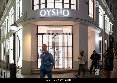 Madrid, Espagne. 30 mars 2024. Les piétons passent devant le détaillant espagnol de vêtements spécialisé dans les articles pour la maison et les sous-vêtements pour femmes appartenant au groupe Inditex, Oysho, magasin en Espagne. (Photo de Xavi Lopez/SOPA images/Sipa USA) crédit : Sipa USA/Alamy Live News Banque D'Images