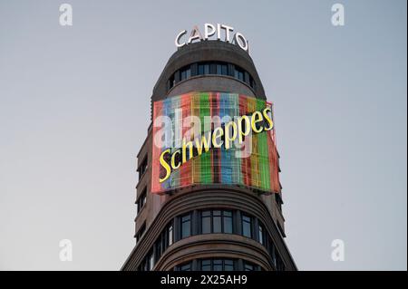 Madrid, Espagne. 24 mars 2024. Un panneau lumineux au néon coloré de Schweppes orne le bâtiment Carrion, connu sous le nom de Capitole, sur la Gran via de Madrid, un centre animé pour les divertissements en soirée et les commerces de détail. (Photo de Xavi Lopez/SOPA images/Sipa USA) crédit : Sipa USA/Alamy Live News Banque D'Images