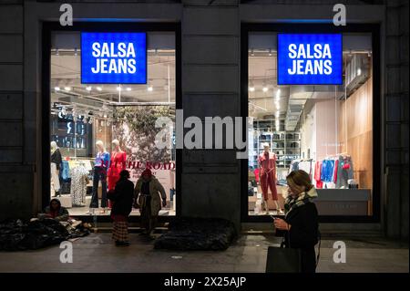 Madrid, Espagne. 30 mars 2024. Les piétons passent devant le magasin de la marque portugaise de jeanswear Salsa Jeans en Espagne. (Photo de Xavi Lopez/SOPA images/Sipa USA) crédit : Sipa USA/Alamy Live News Banque D'Images