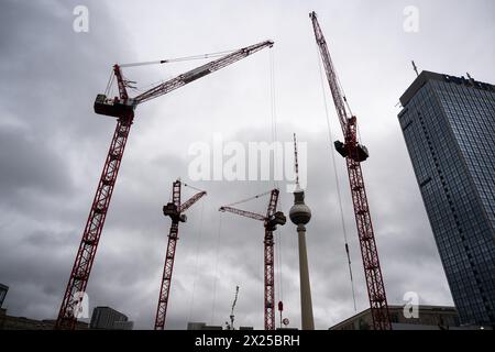 Berlin, Allemagne. 20 avril 2024. Il y a plusieurs grues de construction devant la tour de télévision. Crédit : Christophe Gateau/dpa/Alamy Live News Banque D'Images