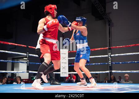 Pueblo, Colorado, États-Unis. 19 avril 2024. Scarlett Delgado, du Canada (Rouge), bat Kayla Gomez, des États-Unis (Bleu) en demi-finale de la catégorie féminine des 54 kg. Crédit : Casey B. Gibson/Alamy Live News Banque D'Images