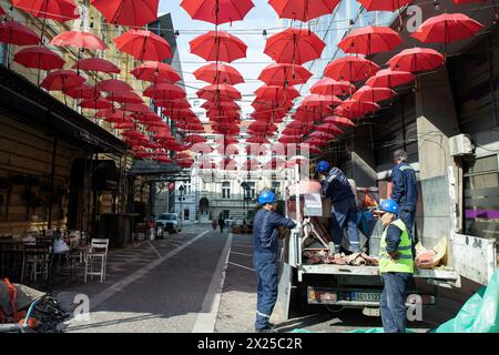 Belgrade, Serbie, mars 2019 - Les travailleurs de la construction sur le travail sous un parapluie rouge suspendu au-dessus de la Cara Lazara Street dans la zone piétonne Banque D'Images