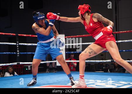 Pueblo, Colorado, États-Unis. 19 avril 2024. La canadienne Tammara Thibeault(Rouge) a remporté son combat de demi-finale dans la catégorie féminine des 75 kg contre Naomi Graham des États-Unis(Bleu) crédit : Casey B. Gibson/Alamy Live News Banque D'Images