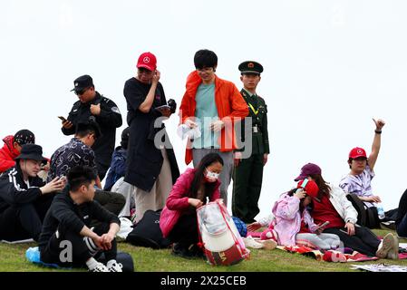 Shanghai, Chine. 20 avril 2024. Atmosphère du circuit - ventilateurs. Championnat du monde de formule 1, Rd 5, Grand Prix de Chine, samedi 20 avril 2024. Shanghai, Chine. Crédit : James Moy/Alamy Live News Banque D'Images