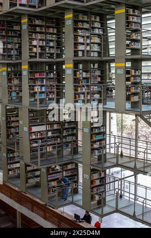 Mexico. 19 avril 2024. Cette photo prise le 19 avril 2024 montre une vue intérieure de la bibliothèque Vasconcelos à Mexico, au Mexique. La bibliothèque Vasconcelos, qui a ouvert ses portes en 2006, est l'une des plus grandes du genre au Mexique. Il porte le nom du politicien mexicain Jose Vasconcelos. Crédit : Li Muzi/Xinhua/Alamy Live News Banque D'Images