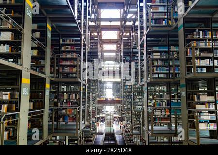 Mexico. 19 avril 2024. Cette photo prise le 19 avril 2024 montre une vue intérieure de la bibliothèque Vasconcelos à Mexico, au Mexique. La bibliothèque Vasconcelos, qui a ouvert ses portes en 2006, est l'une des plus grandes du genre au Mexique. Il porte le nom du politicien mexicain Jose Vasconcelos. Crédit : Li Mengxin/Xinhua/Alamy Live News Banque D'Images