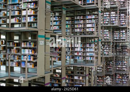 Mexico. 19 avril 2024. Cette photo prise le 19 avril 2024 montre une vue intérieure de la bibliothèque Vasconcelos à Mexico, au Mexique. La bibliothèque Vasconcelos, qui a ouvert ses portes en 2006, est l'une des plus grandes du genre au Mexique. Il porte le nom du politicien mexicain Jose Vasconcelos. Crédit : Li Muzi/Xinhua/Alamy Live News Banque D'Images