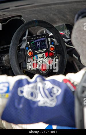 BIBOST, FRANCE, 18 avril 2024 : roue motrice d'un rallye alpin des Charbonnières. Le rallye des Charbonnières est l’un des plus anciens rallyes automobiles de France Banque D'Images