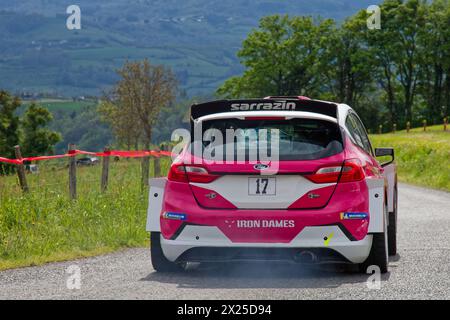 BIBOST, FRANCE, 18 avril 2024 : sur les routes du rallye. Le rallye des Charbonnières est l’un des plus anciens rallyes automobiles de France Banque D'Images