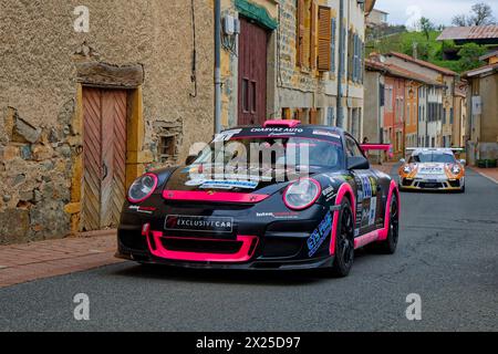 BIBOST, FRANCE, 18 avril 2024 : voitures de rallye dans le village. Le rallye des Charbonnières est l’un des plus anciens rallyes automobiles de France Banque D'Images