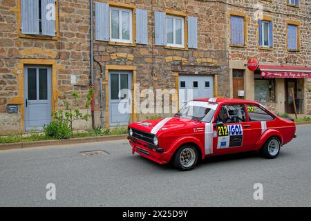 ST-ROMAIN, FRANCE, 18 avril 2024 : course de véhicules historiques dans le village pour le rallye des Charbonnières. Le rallye des Charbonnières est l'un des plus anciens c Banque D'Images