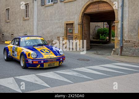 ST-ROMAIN, FRANCE, 18 avril 2024 : course de véhicules historiques dans le village pour le rallye des Charbonnières. Le rallye des Charbonnières est l'un des plus anciens c Banque D'Images