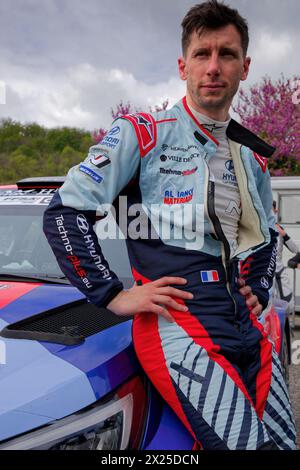 ST-ROMAIN, FRANCE, 18 avril 2024 : le pilote français Eric Camilli au poste de contrôle du rallye des Charbonnières. Le rallye des Charbonnières est l'un des plus anciens Banque D'Images