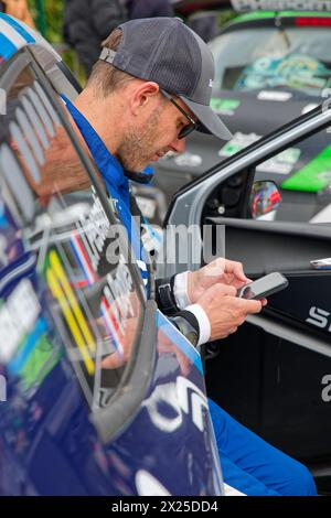 ST-ROMAIN, FRANCE, 18 avril 2024 : au poste de contrôle du rallye Charbonnières. Le rallye des Charbonnières est l’un des plus anciens rallyes automobiles de France Banque D'Images