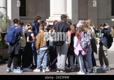 Bergame, Italie. 20 avril 2024. Beaucoup d'étudiants sur la Piazza Vecchia dans le haut Bergame en voyage. Attaque sur la fontaine Contarini récemment restaurée. Crédit : Agence photo indépendante/Alamy Live News Banque D'Images