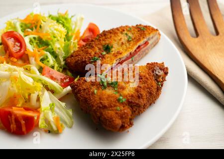 Le cachopo est un plat espagnol composé de deux filets de bœuf panés farcis au fromage et au jambon serrano. Banque D'Images