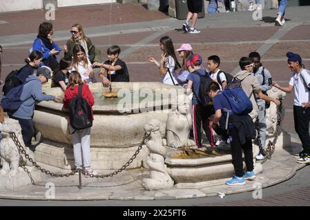 Bergame, Italie. 20 avril 2024. Beaucoup d'étudiants sur la Piazza Vecchia dans le haut Bergame en voyage. Attaque sur la fontaine Contarini récemment restaurée. Crédit : Agence photo indépendante/Alamy Live News Banque D'Images