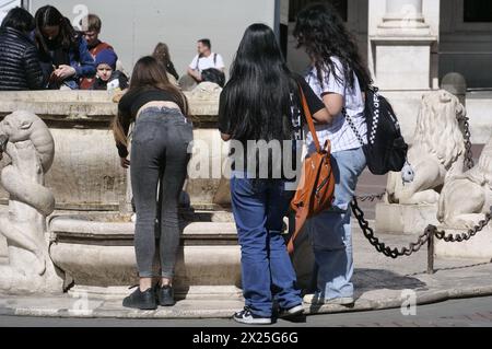 Bergame, Italie. 20 avril 2024. Beaucoup d'étudiants sur la Piazza Vecchia dans le haut Bergame en voyage. Attaque sur la fontaine Contarini récemment restaurée. Crédit : Agence photo indépendante/Alamy Live News Banque D'Images