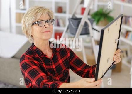 Femme à la maison bricolage Banque D'Images