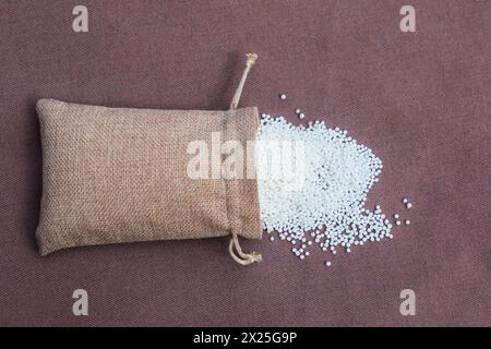 Photographie culinaire Simi, perles de sagou blanches ou boules de sagou isolées sur joli fond et sagodana blanche avec sac Banque D'Images