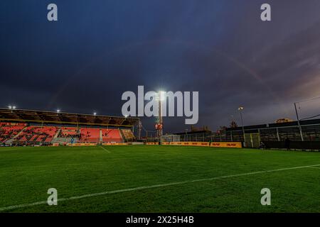 Seraing, Belgique. 19 avril 2024. Arc-en-ciel au-dessus de Seraing photographié lors d'un match de foot entre KMSK Deinze et RFC Seraing lors de la 30e journée de la saison Challenger Pro League 2023-2024, le vendredi 19 avril 2024 à Seraing, Belgique . Crédit : Sportpix/Alamy Live News Banque D'Images