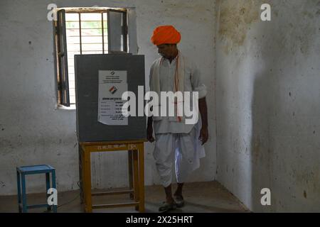 Nagaur, Rajasthan, Inde. 19 avril 2024. Les gens ont voté lors du premier tour de l'élection nationale indienne dans le district de Nagaur, dans l'État du Rajasthan. Près de 970 millions d’électeurs éliront 543 membres à la chambre basse du Parlement pour cinq ans, lors d’élections échelonnées qui se dérouleront jusqu’au 1er juin. (Crédit image : © Shaukat Ahmed/Pacific Press via ZUMA Press Wire) USAGE ÉDITORIAL SEULEMENT! Non destiné à UN USAGE commercial ! Banque D'Images