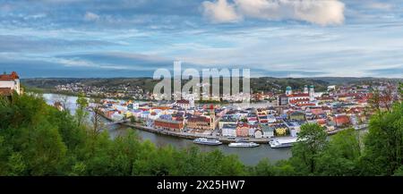 Panoramablick auf die Dreiflüssestadt Passau, mit Dom Stephan, Rathaus und Kirche préparent Michael, Niederbayern, Bayern, Deutschland Panoramablick auf Banque D'Images