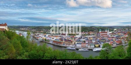 Panoramablick auf die Dreiflüssestadt Passau, mit Dom Stephan, Rathaus und Kirche préparent Michael, Niederbayern, Bayern, Deutschland Panoramablick auf Banque D'Images