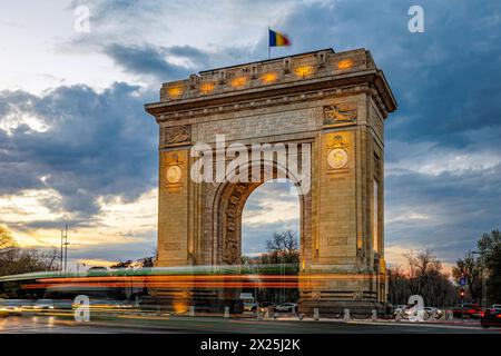 Le monument de l'Arc de Triomphe pendant l'heure de pointe. Photo prise le 4 avril 2024 à Bucarest, Roumanie. Banque D'Images