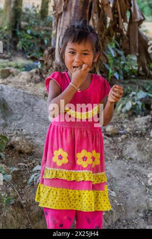 Nakhan, LAOS - 18 NOVEMBRE 2019 : fille locale dans le village de Namkhon près de la ville de Luang Namtha, Laos Banque D'Images