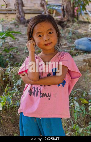 Nakhan, LAOS - 18 NOVEMBRE 2019 : jeune fille dans le village de Namkhon près de la ville de Luang Namtha, Laos Banque D'Images