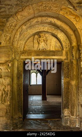 Schloss Tirol, Burggrafenamt, Südtirol, Italien Romanisches Portal, Eingang zum Palas von Schloss Tirol in Dorf Tirol BEI Meran, Burggrafenamt, Südtirol, Italien, nur zur redaktionellen Verwendung. Portail roman, entrée aux palas du château du Tyrol à Dorf Tirol près de Meran, Burgraviato, Tyrol du Sud, Italie, pour usage éditorial seulement. Banque D'Images