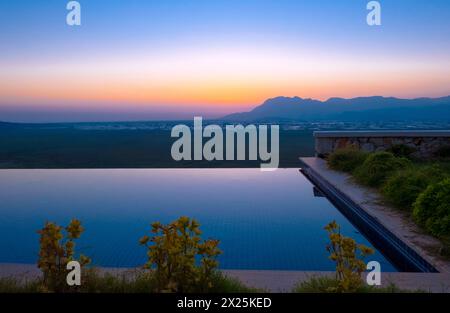 Coucher de soleil longue exposition bleu heure shot avec piscine et herbe à Kas Antalya Banque D'Images