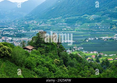 Château de Brunnenburg en dessous du château du Tyrol, qui abrite le Centre de littérature Ezra Pound à Dorf Tyrol près de Meran, Burgraviato, Tyrol du Sud, Italie. Banque D'Images