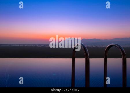 Coucher de soleil longue exposition bleu heure shot avec piscine à débordement à Kas Antalya Banque D'Images